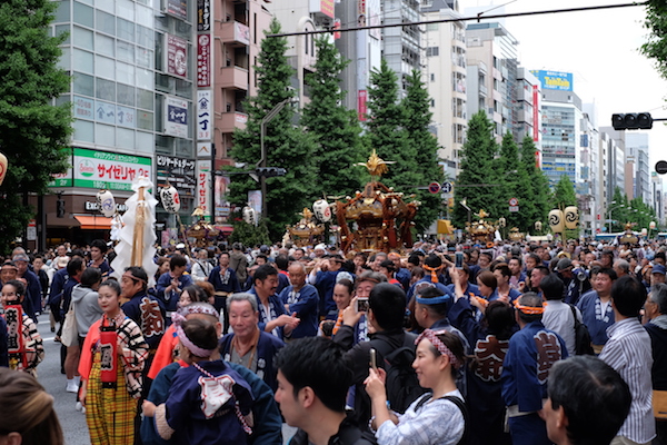 La calle principal de Akihabara llena de palanquines Mikoshi