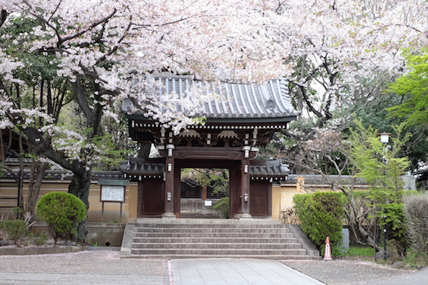 Entrada al templo budista en Ikebukuro