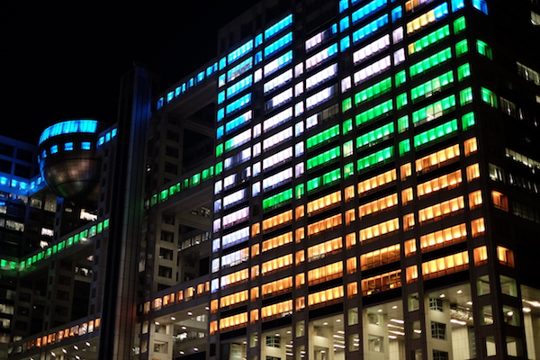 El edificio de la Fuji TV con su espectáculo nocturno