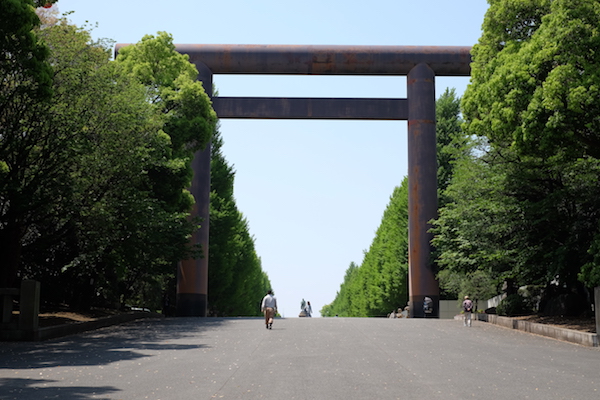 Torii gigante en la entrada de Yasukuni Shrine