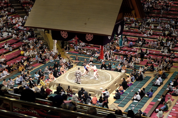 Un combate de sumo entre luchadores de alta categoría