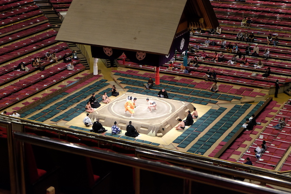 Un combate de sumo de las ligas inferiores