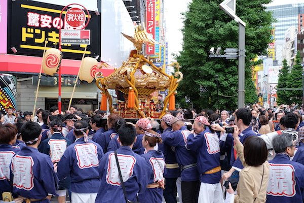 Un grupo de portadores transportando un palanquín Mikoshi