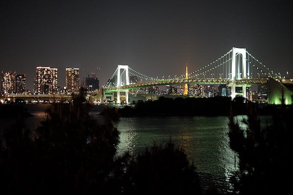 El Rainbow Bridge y el skyline de Tokio de noche