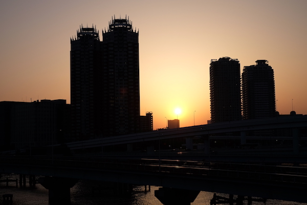 Silueta de edificios desde Odaiba en la puesta de sol