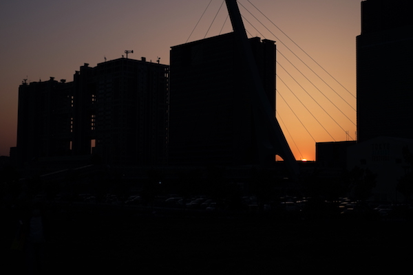 Silueta del edificio de la televisión Fuji TV en Odaiba en la puesta de sol