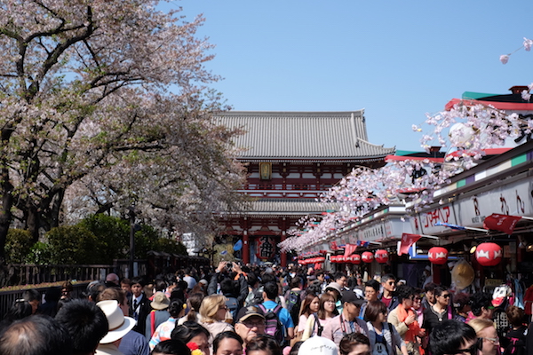 Calle llena de tiendas que lleva al templo Sensō-ji en Asakusa