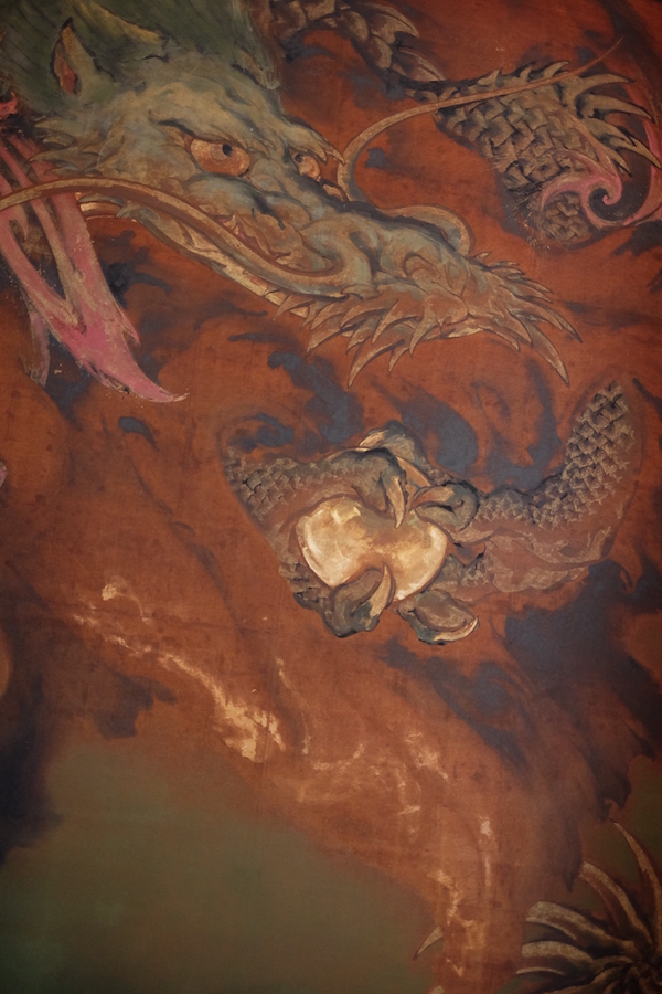 Ilustración de un dragón en el techo del templo Sensō-ji en Asakusa