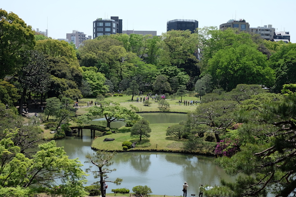 Los jardines Rikugi-en vistos desde lo alto de una pequeña colina