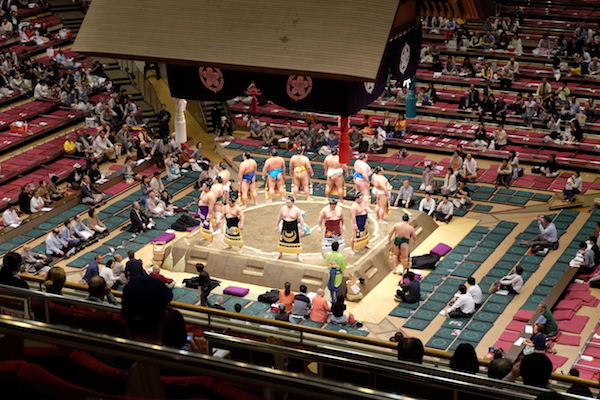 Presentación de los luchadores de sumo de alta categoría