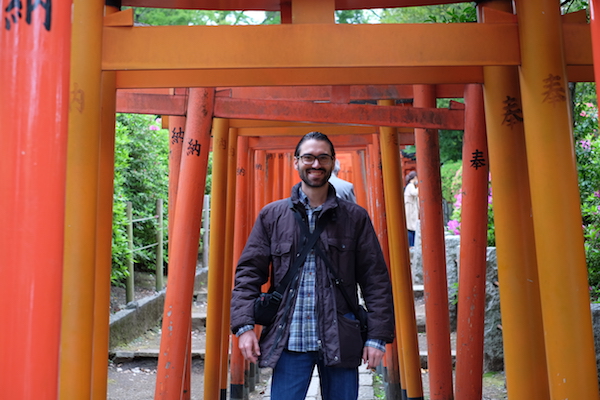 Carlos Llongo debajo de unos torii en el santuario sintoísta Nezu-jinja