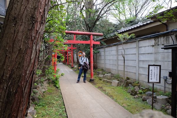 Carlos Llongo debajo de un torii en un Santuario Sintoísta en Ikebukuro