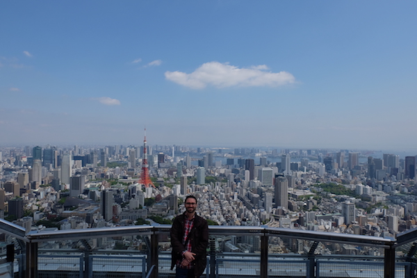 Carlos Llongo en lo alto de Roppongi Hills con la Tokyo Tower de fondo