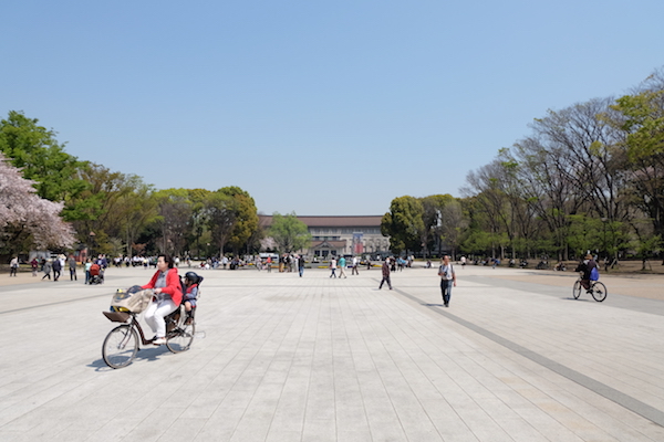 Explanada con el Museo Nacional de fondo en el parque de Ueno