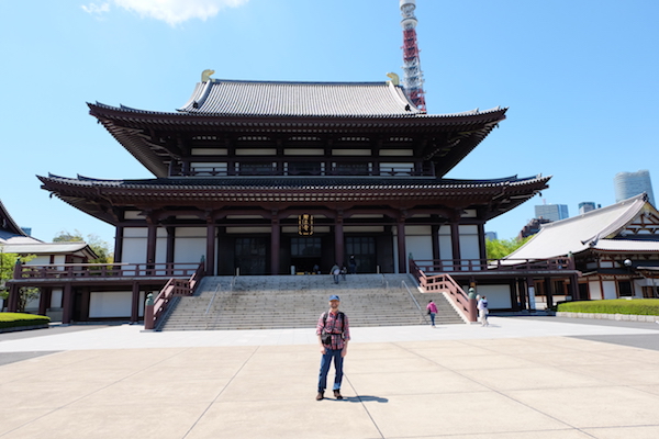 Carlos Llongo en el templo Zōjō-ji, con la Tokyo Tower de fondo