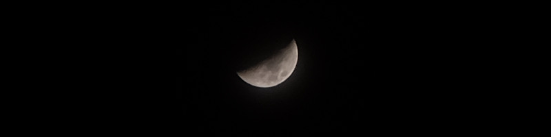 Fotografía de la Luna en cuarto creciente