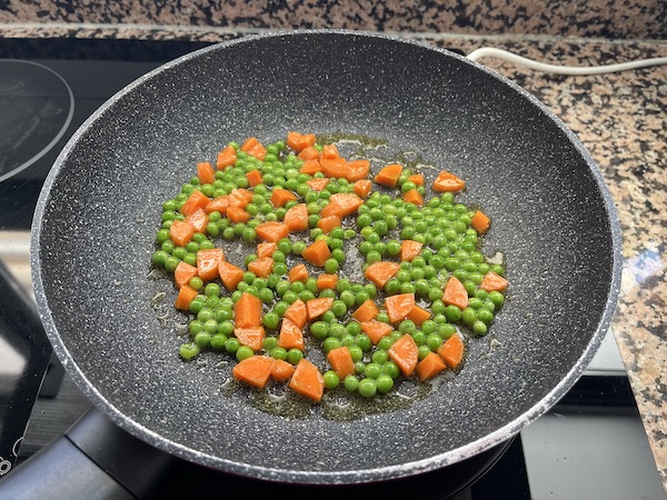 Sofreimos la zanahoria con los guisantes