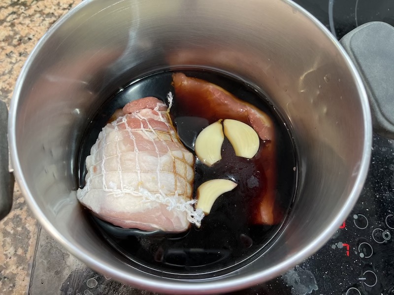 Calentamos el caldo de pollo