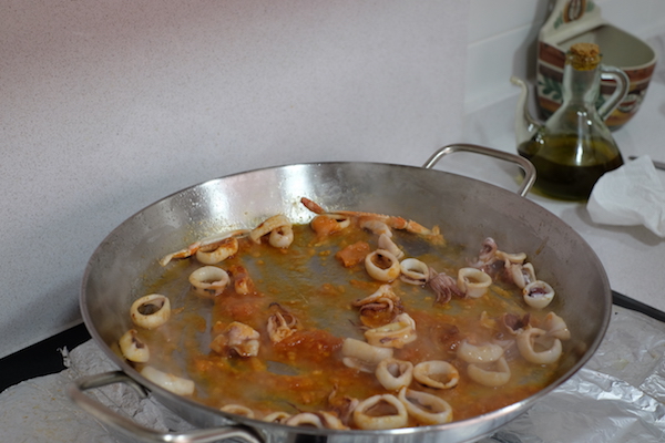 Añadir el tomate y sofreir