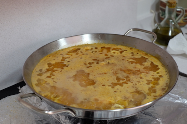 Añadir el azafrán y el arroz