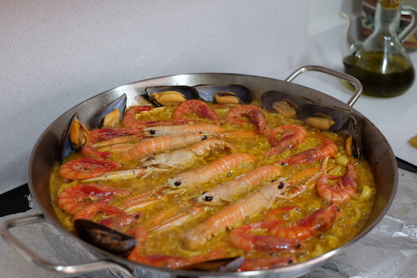 Añadir las gambas y las clóchinas