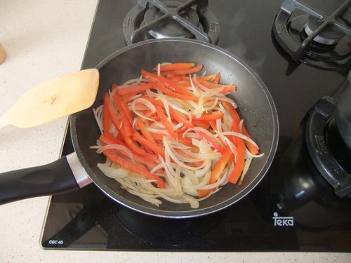 Pochando la cebolla y el pimiento