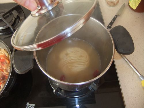Añadimos los fideos al caldo hirviendo