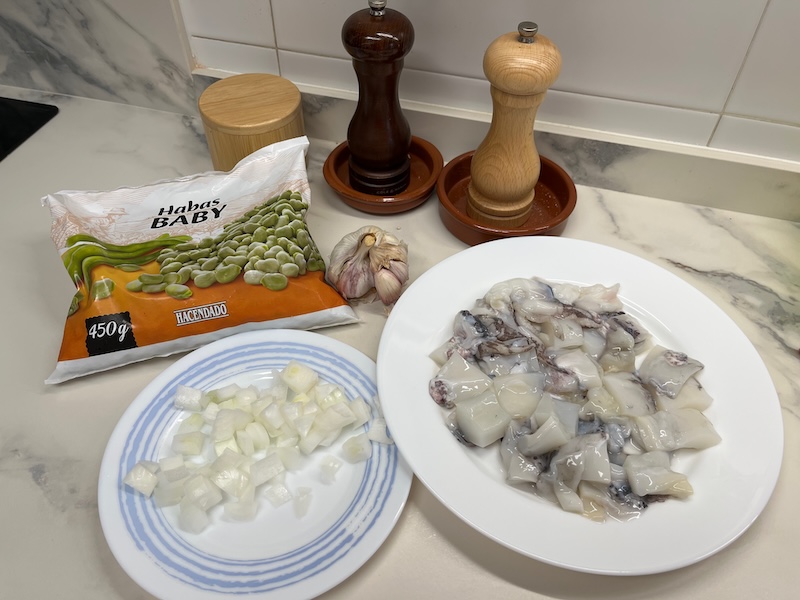 Ingredientes para la sepia con habitas