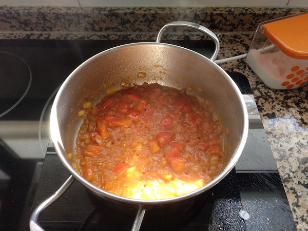 Añadimos el pimiento y el tomate
