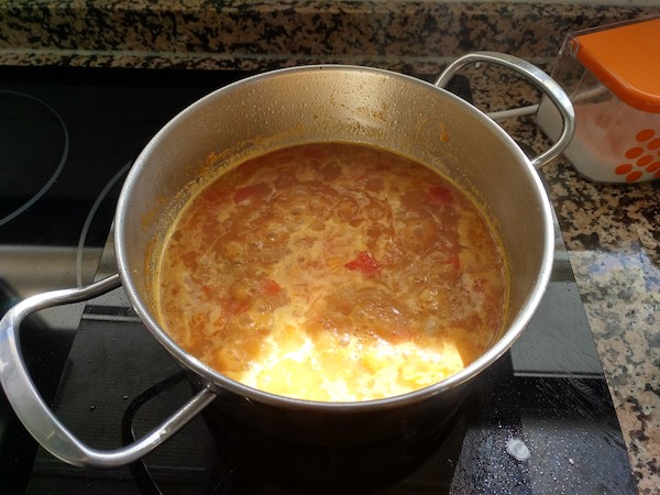 Añadimos el caldo y los fideos