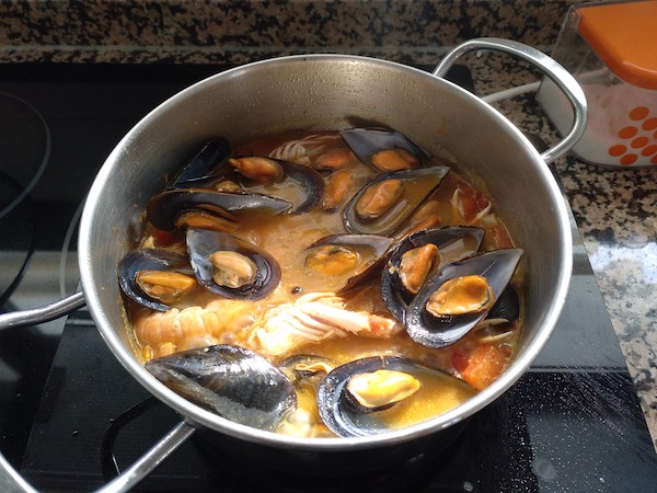 Calentamos los mejillones y las cigalas