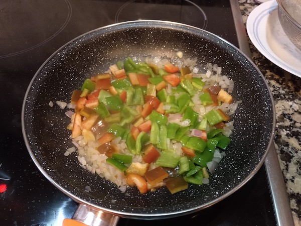 Pochamos la cebolla y el pimiento