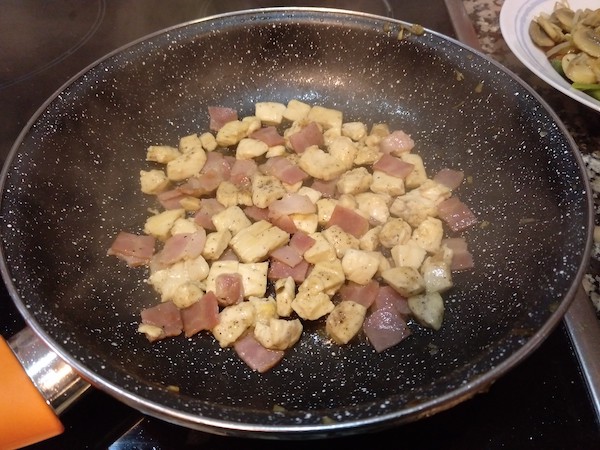 Doramos la pechuga y el bacón